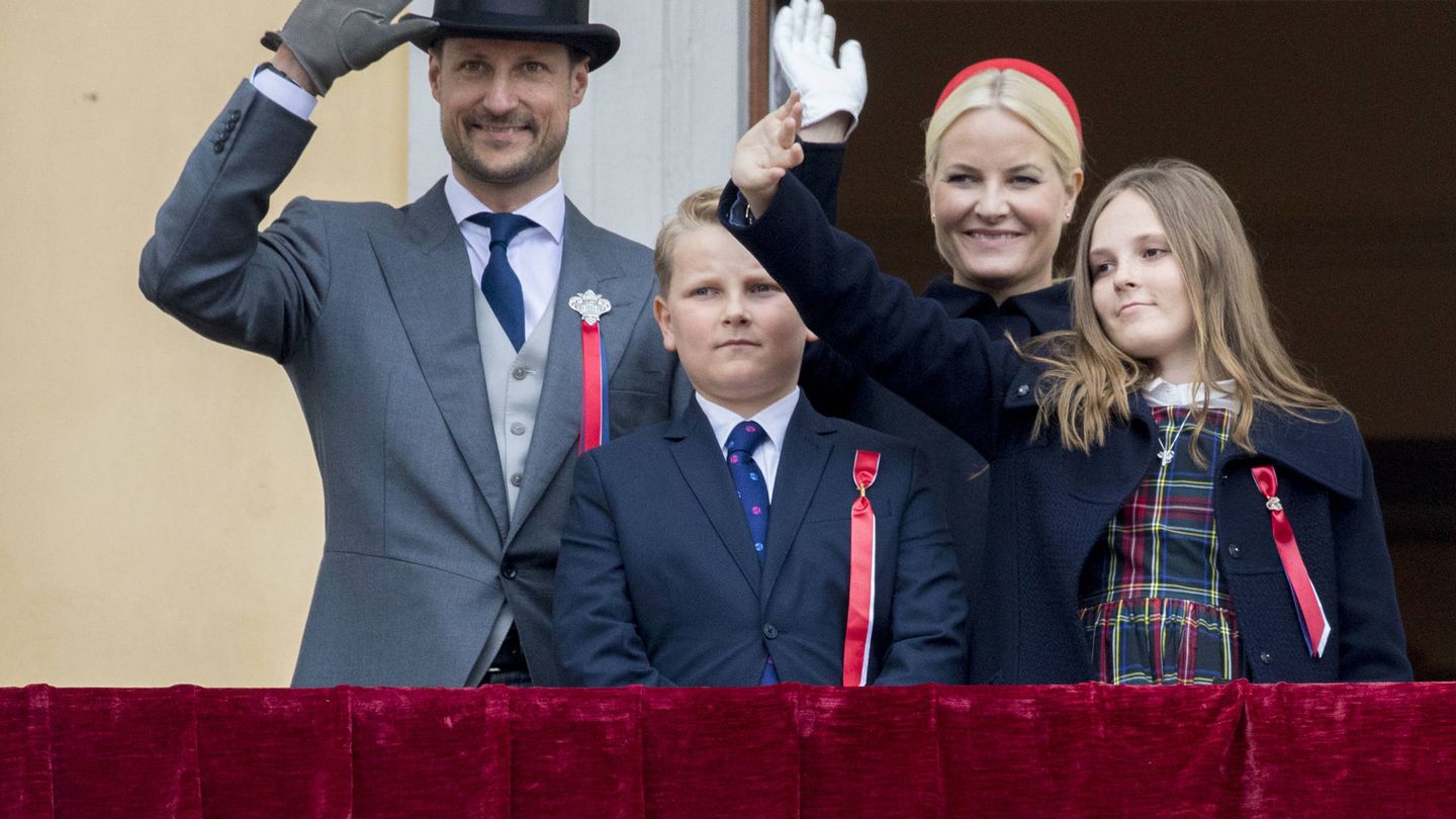Haakon y Mette-Marit, con sus dos hijos, en la celebración del Día Nacional de Noruega, el año pasado. (Gtres)