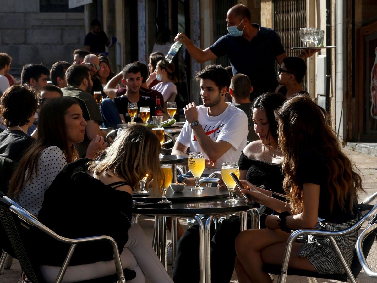 Foto: Vista de una terraza de un bar en Tarragona. (EFE/Quique García)