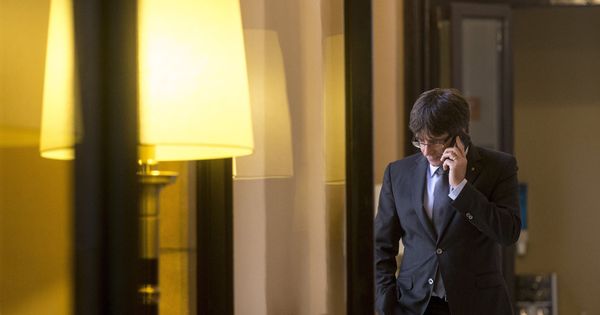 Foto: El presidente de la Generalitat, Carles Puigdemont, habla por teléfono en los pasillos del Parlamento de Cataluña. (EFE)