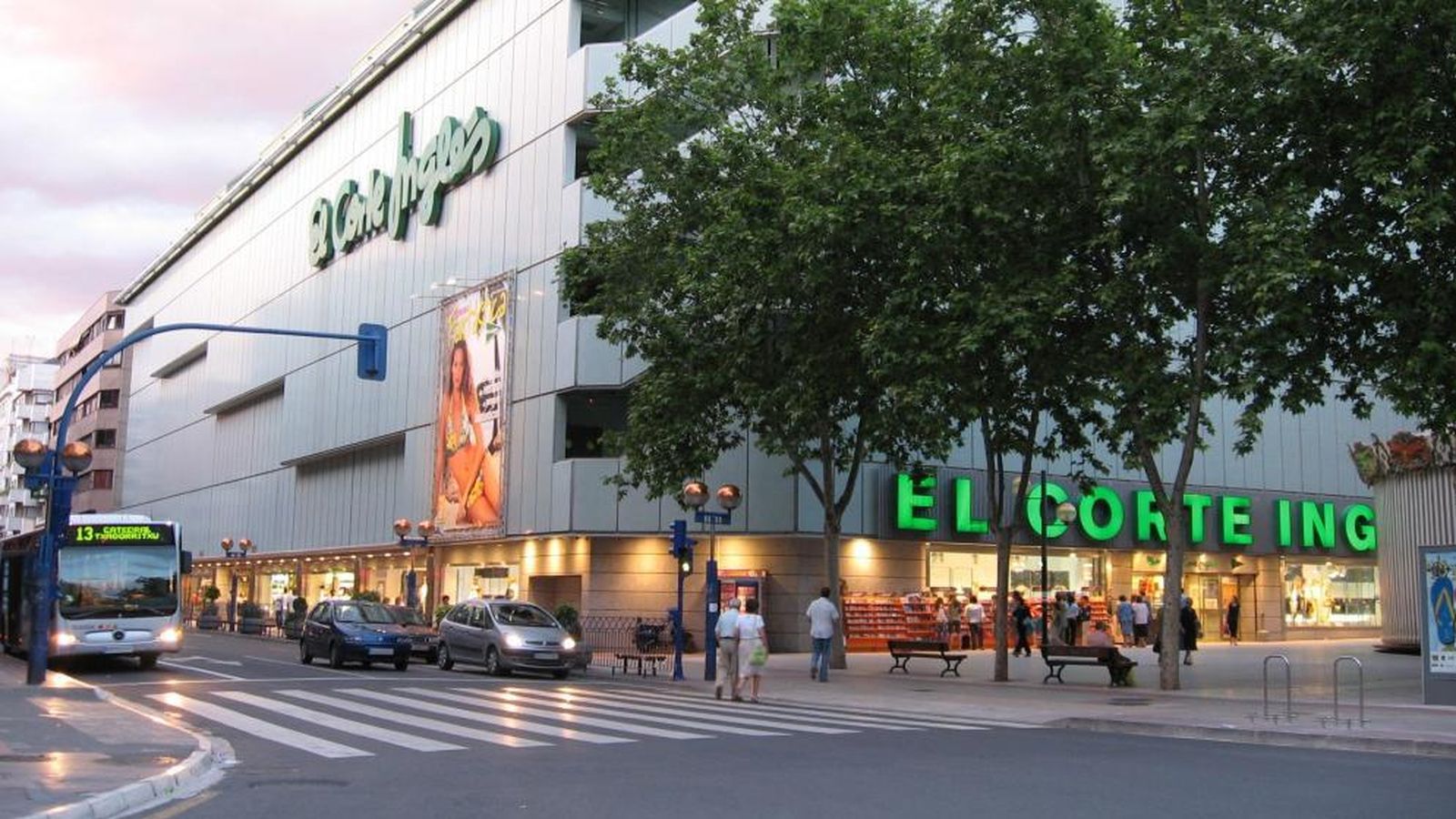 Foto: Exterior de uno de los centros comerciales El Corte Inglés.