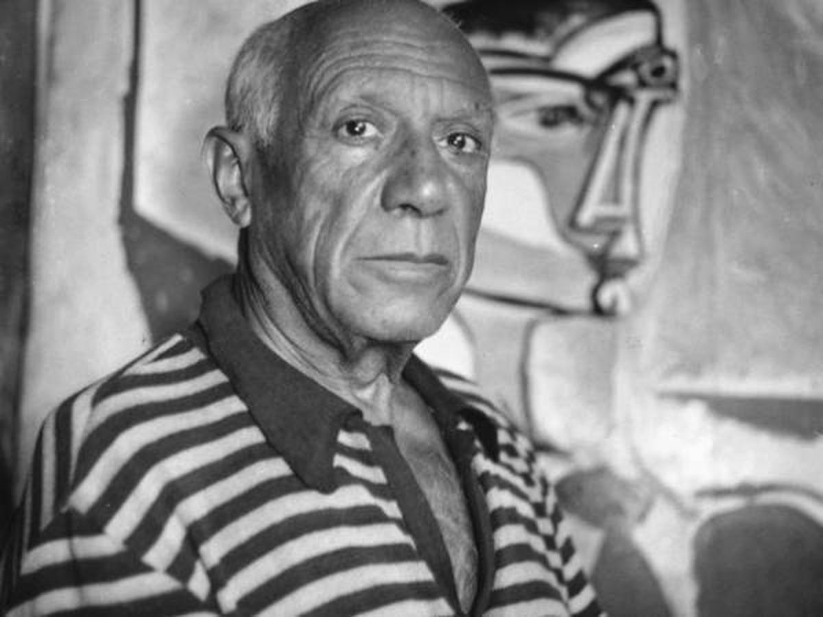 Foto: Pablo Picasso, en su estudio de Cannes. (Getty)