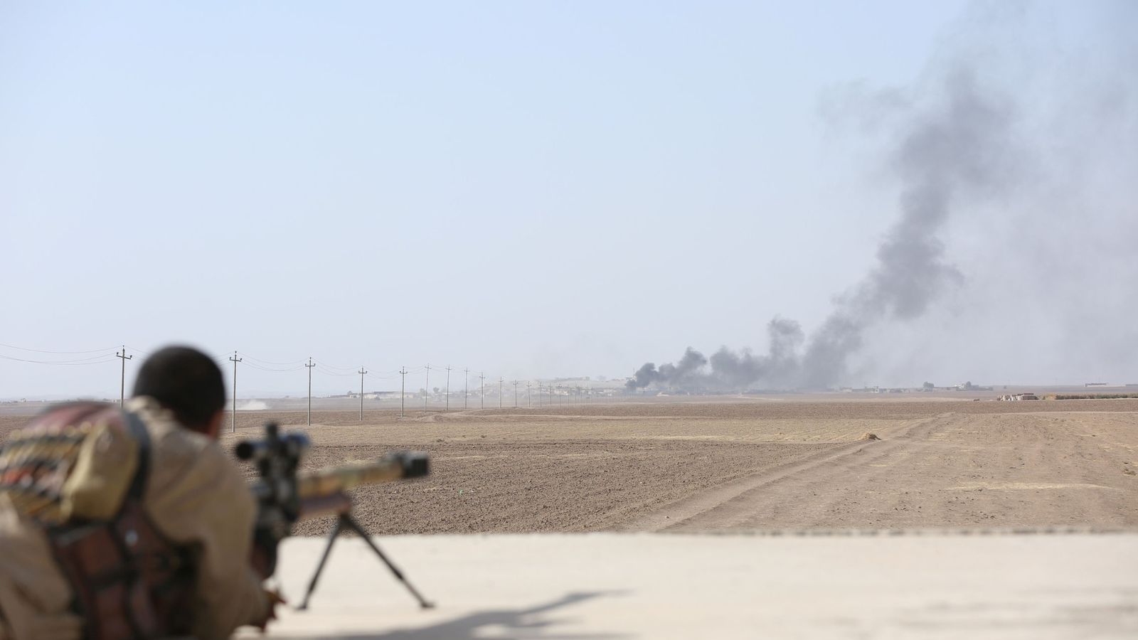 Foto: Columnas de humo sobre las posiciones del ISIS al suroeste de Mosul, el 31 de octubre de 2016 (Reuters).