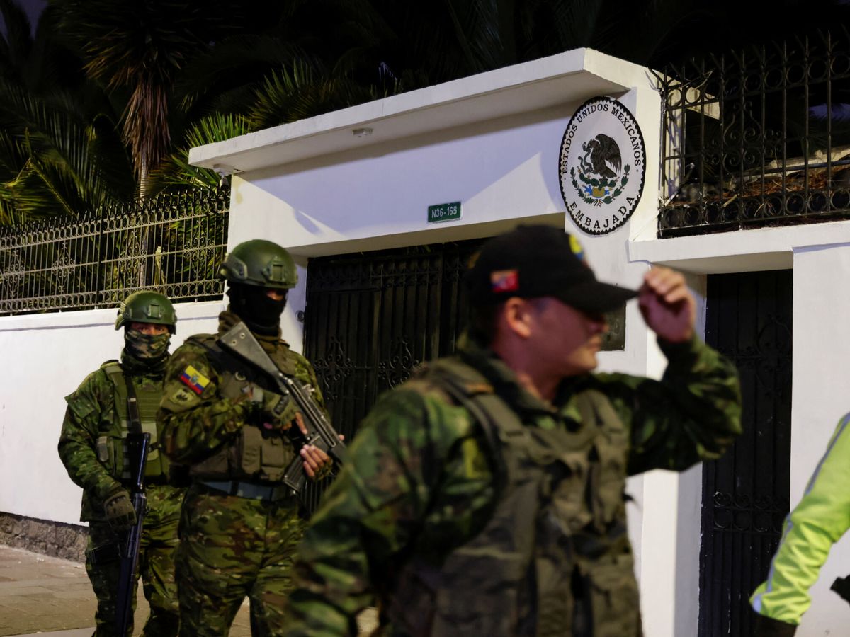Foto: Militares ecuatorianos en la entrada de la embajada de México en Quito. (Reuters/Karen Toro)