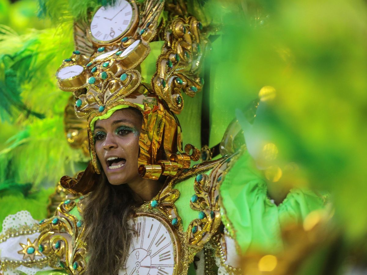 Foto: Integrantes de la escuela de samba del Grupo Especial Mocidade Independente de Padre Miguel desfilan durante la celebración del carnaval en 2019. (EFE)