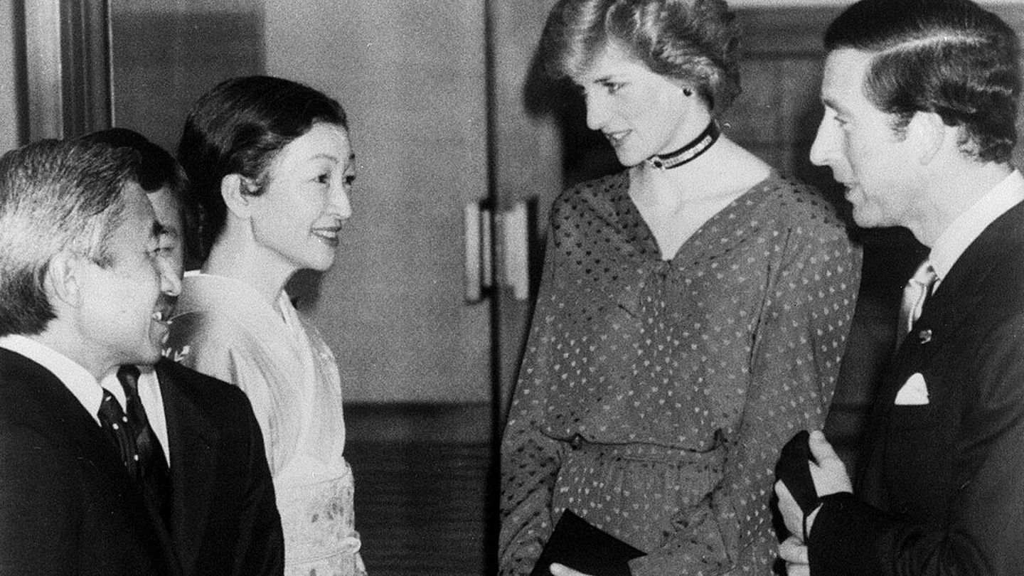 Foto de archivo del entonces príncipe heredero Akihito y su esposa Michiko recibiendo a Carlos de Inglaterra y Lady Di. (EFE)