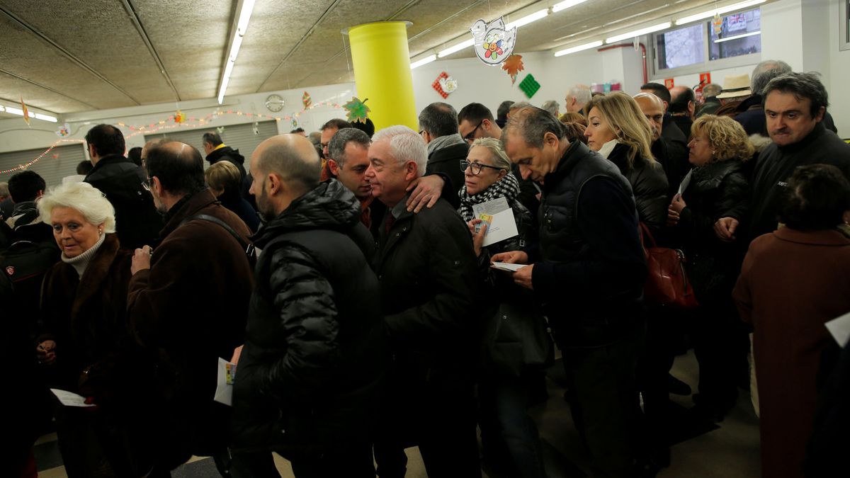 Colas de primera hora en algunos colegios electorales de Cataluña tras su apertura