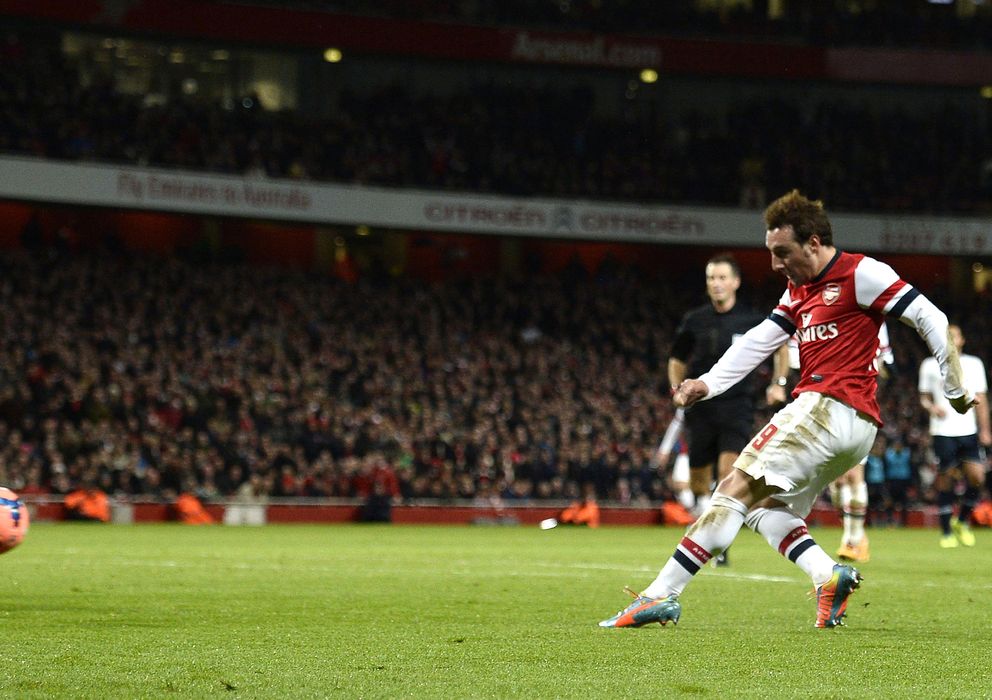 Foto: Santi Cazorla dispara a portería para conseguir el gol que abría el marcador en el Emirates. (Efe)