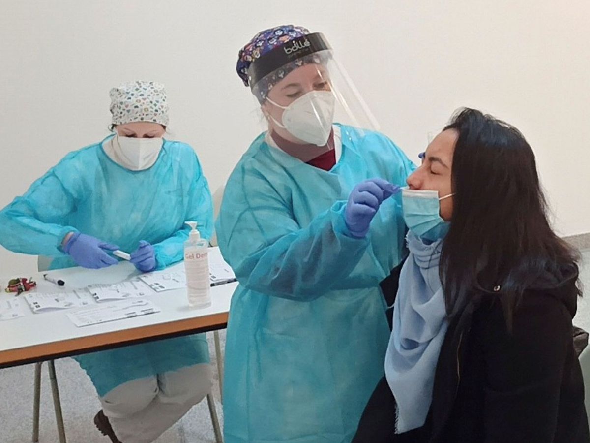 Foto: Varios sanitarios realizan test de antígenos en Madrid. (EFE)