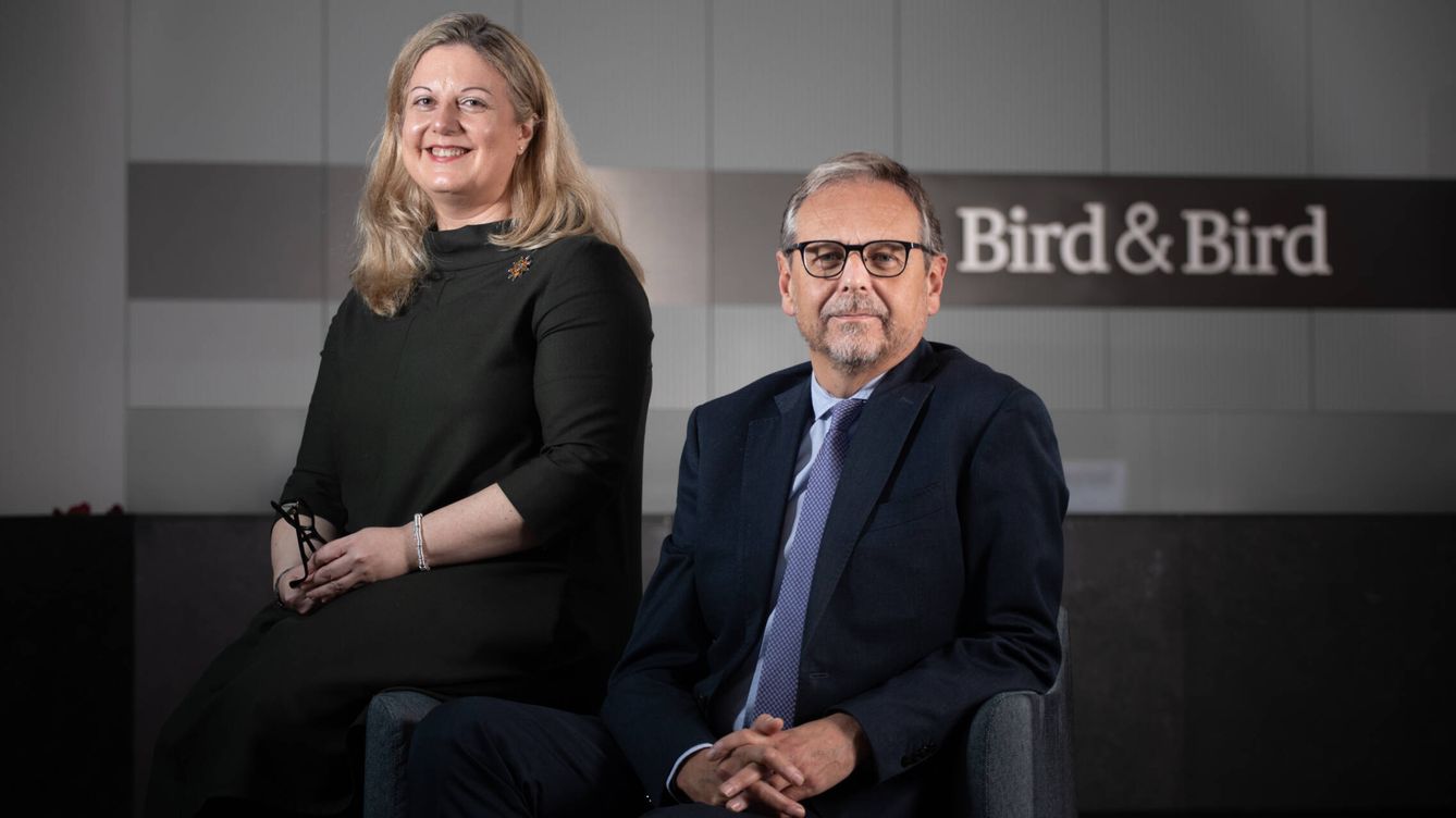 Foto: Coral Yáñez e Isidro del Moral, socios codirectores de Bird & Bird. (Fotografía: Isabel Blanco)