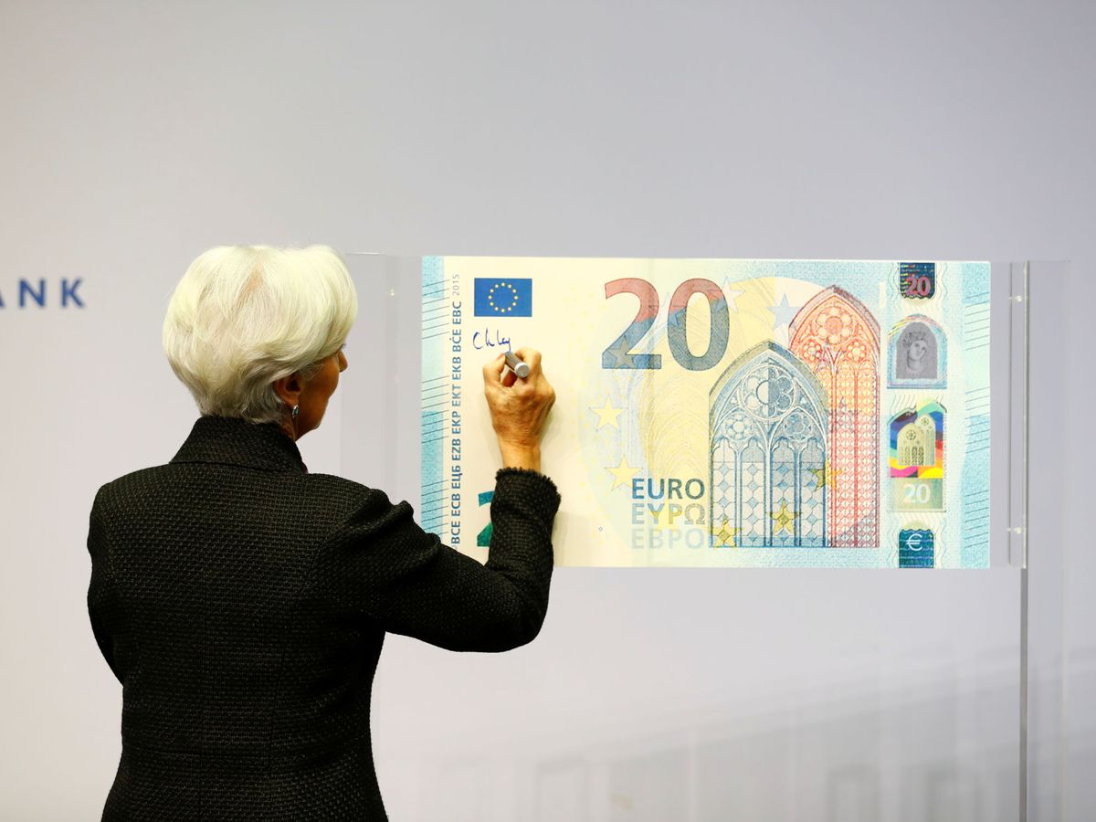 Foto: La presidenta del BCE, Christine Lagarde, firma un billete de 20 euros. (Reuters)