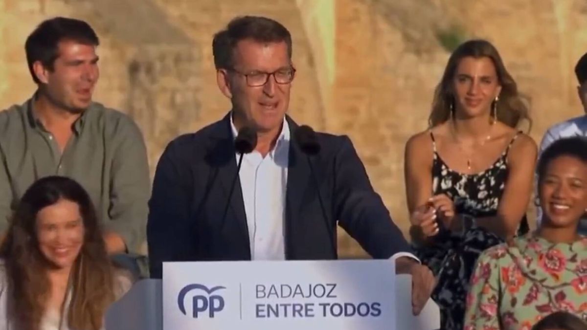 Feijóo se equivoca en el arranque de campaña en Badajoz: "Cada vez que vengo a Andalucía..."
