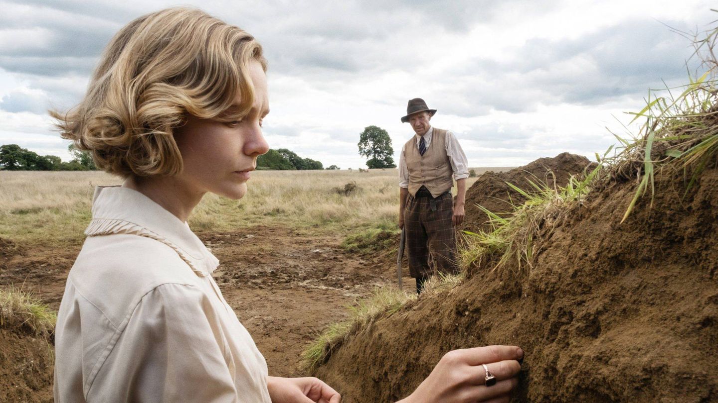 Carey Mulligan, junto a Ralph Fiennes en 'La excavación'. (Netflix)