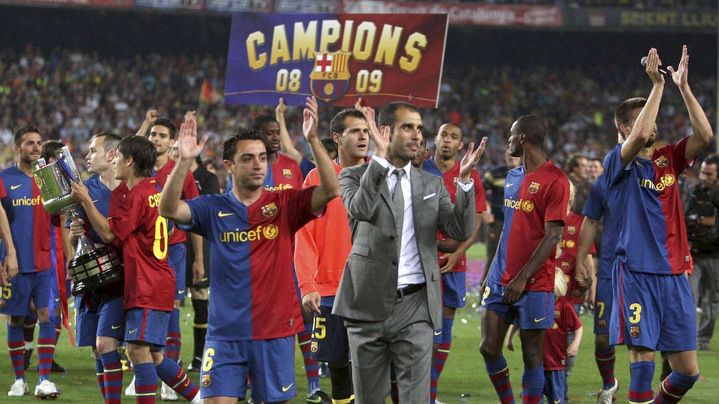 Pep Guardiola y Xavi Hernández celebran uno de sus títulos. (EFE/Albert Olivé)