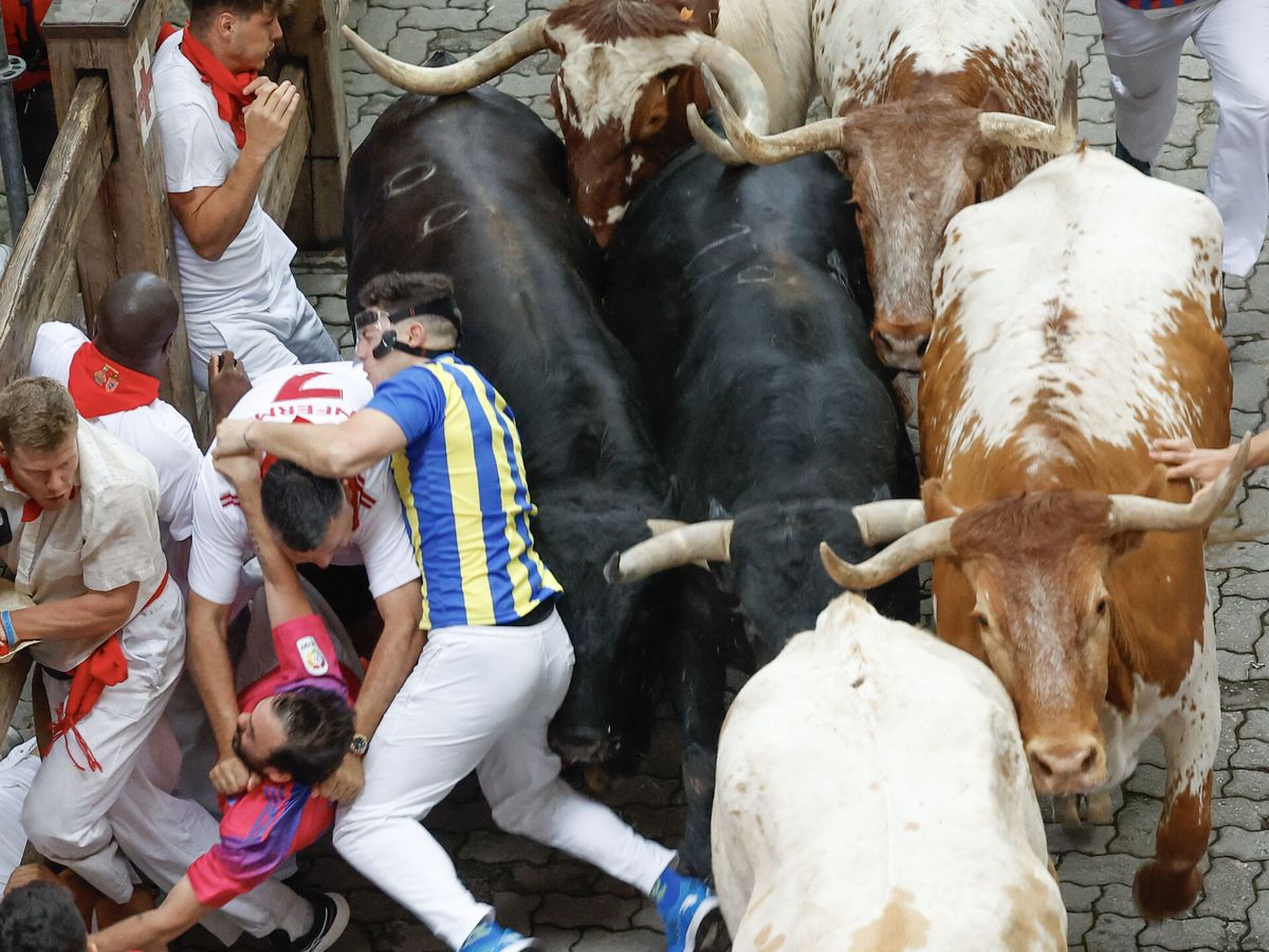 Foto: Mozos son perseguidos por toros de Victoriano del Río.  (EFE/Villar López)