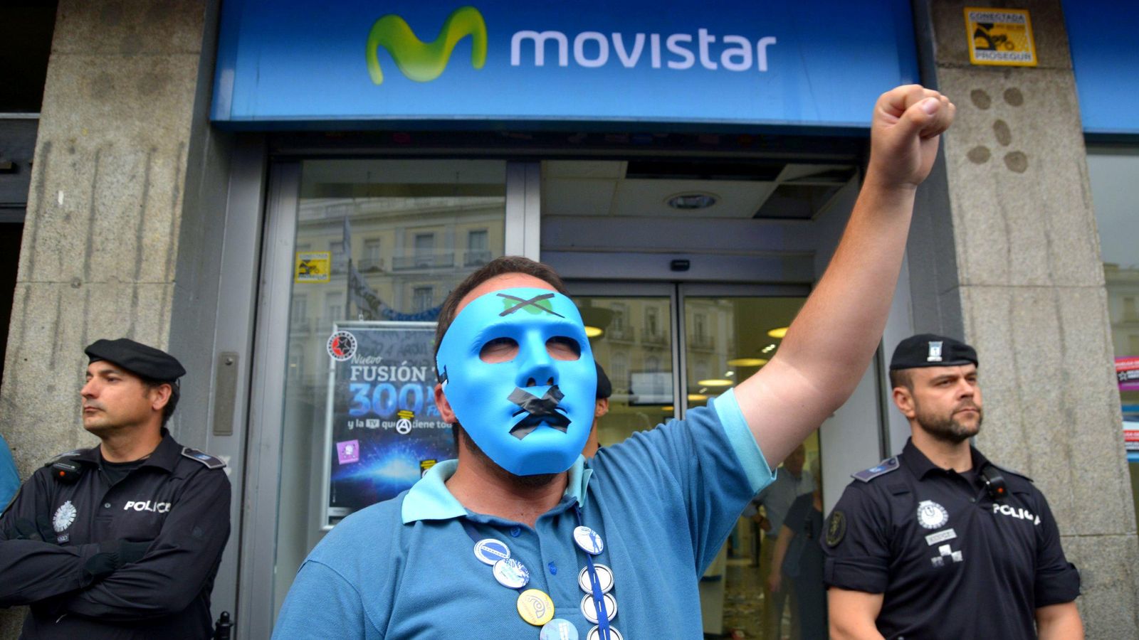Foto: Trabajadores de Movistar protestan frente a una tienda de la compañía el pasado mayo. (Foto: Corbis)