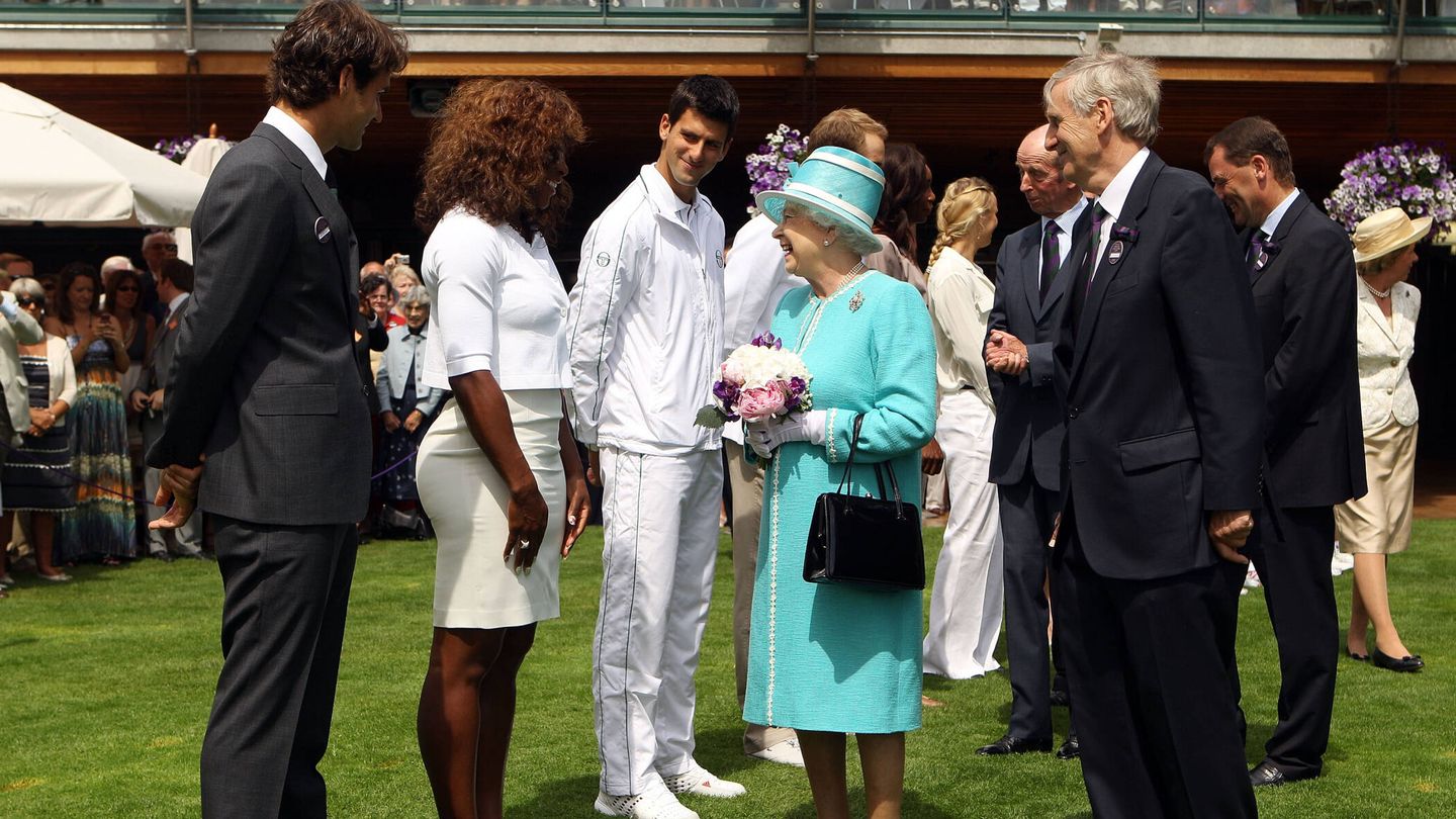 Isabel II departiendo con los tenistas en Wimbledon. (Getty)
