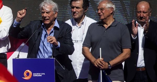 Foto: El premio Nobel Mario Vargas Llosa en la manifestación de Barcelona. (EFE)
