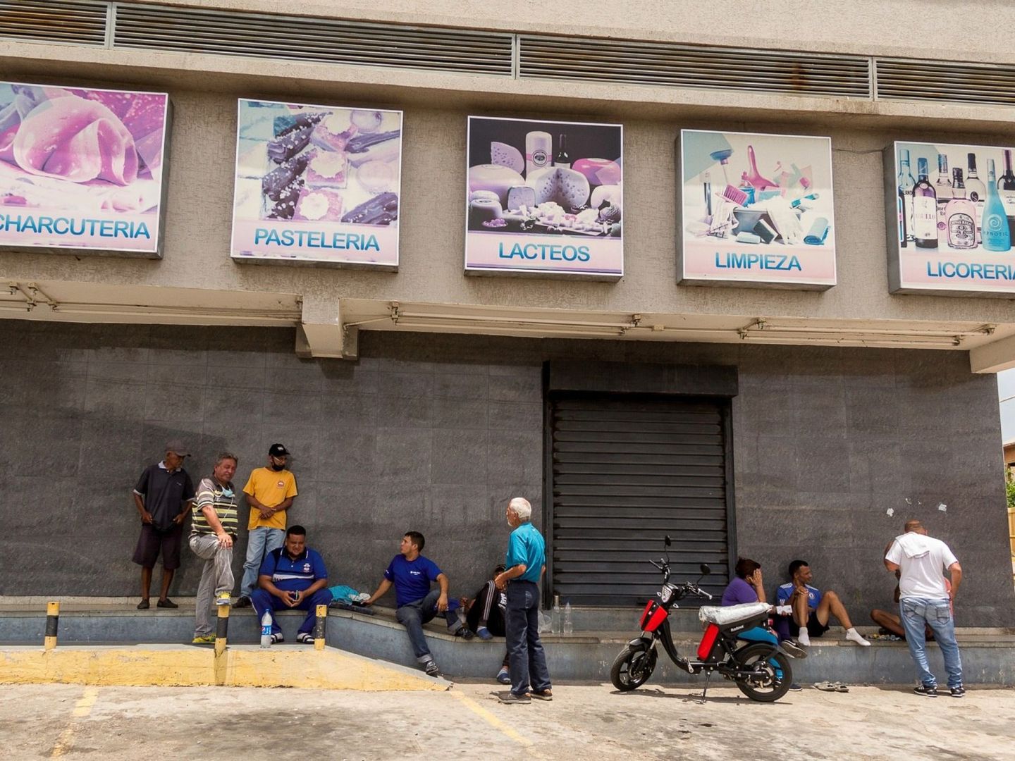 Colas para comprar gasolina frente a una tienda cerrada en Venezuela. (Reuters)