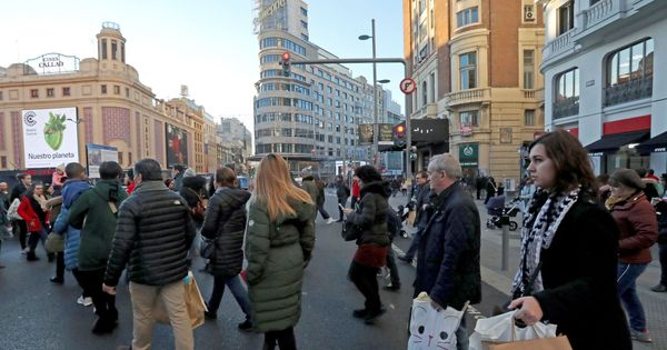 Foto: La gente realiza sus compras navideñas en la Gran Vía de Madrid. (EFE)
