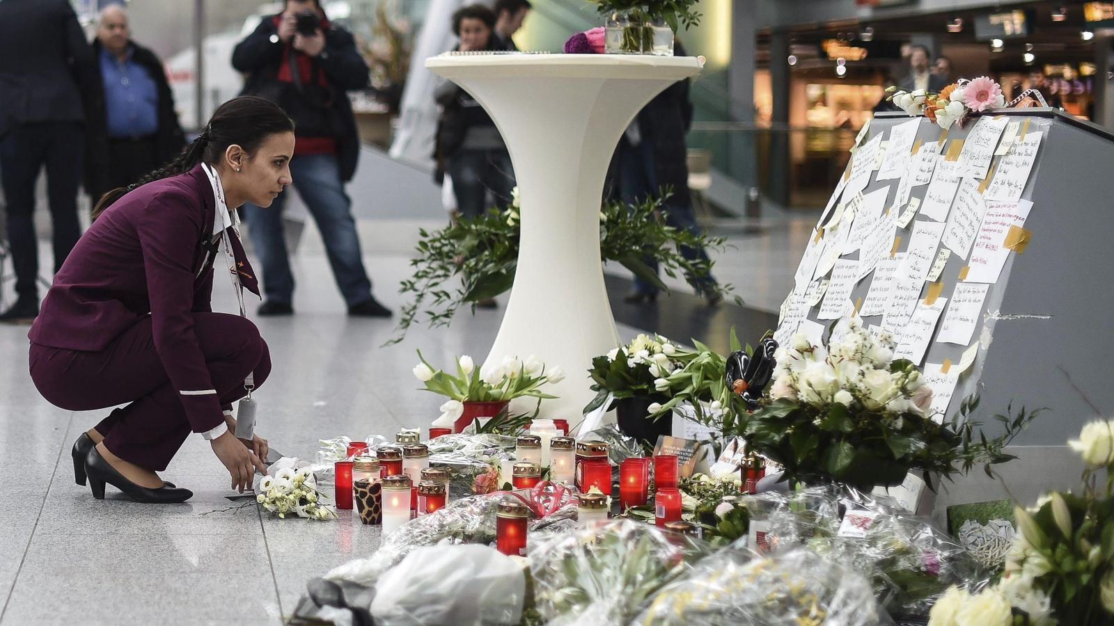 Foto: Familiares de fallecidos en accidente aéreo parten en avión hacia Francia. (EFE)