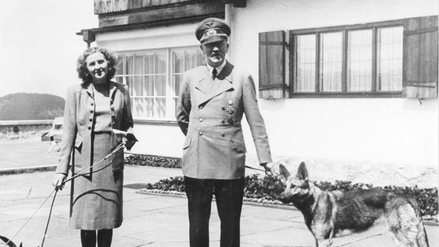 Adolf Hitler y Eva Braun paseando a los perros
