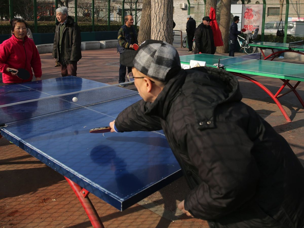 Foto: Unos ancianos jugando al ping-pong. Foto: EFE EPA WU HONG