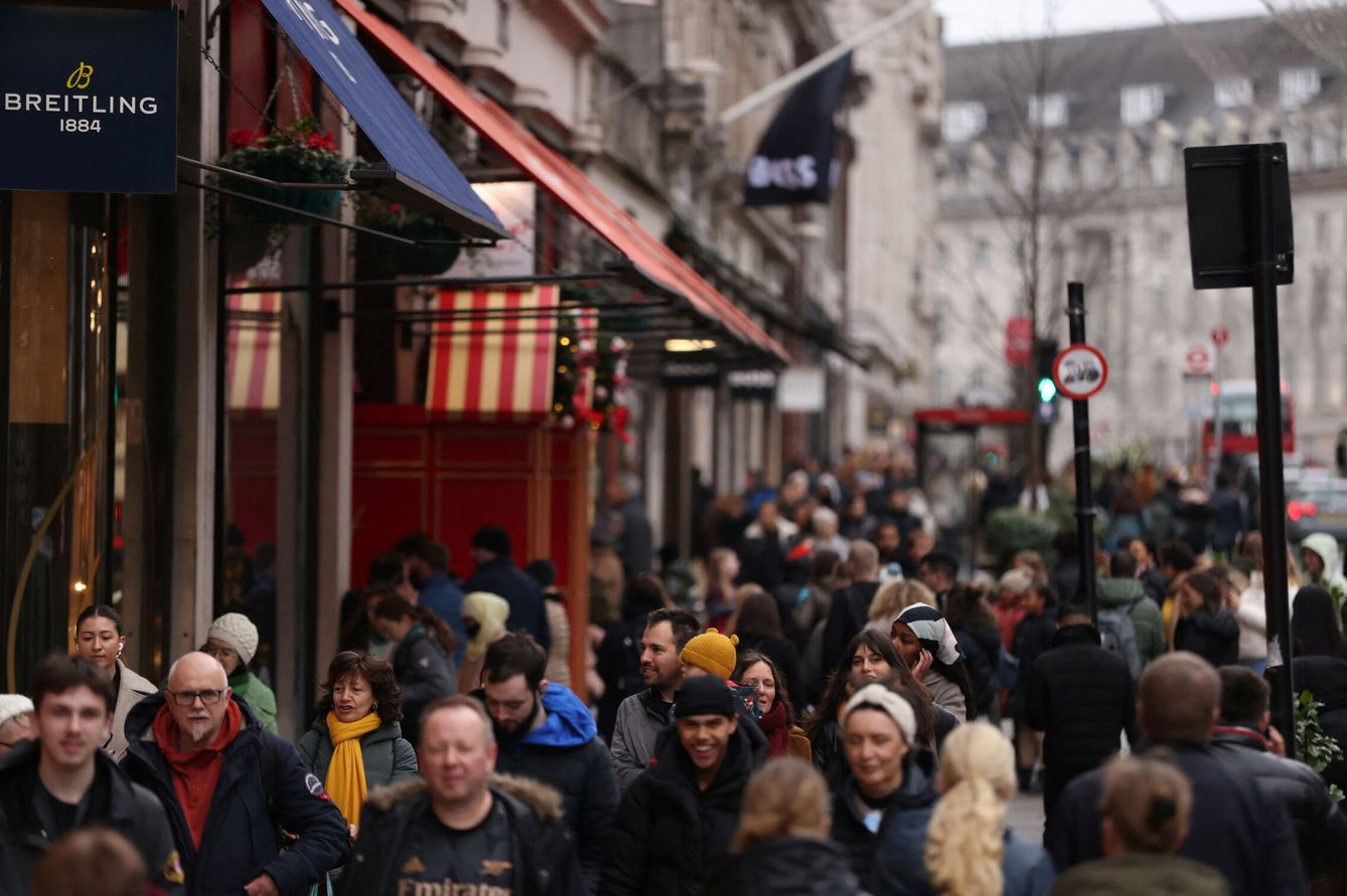 Compradores en Regent Street durante las últimas rebajas de diciembre. (Reuters/Hollie Adams)