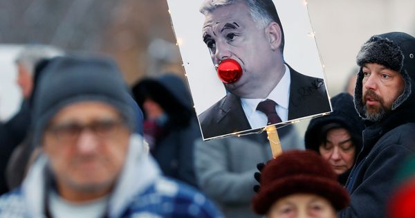 Foto: Un cartel contra el primer ministro húngaro Víktor Orbán durante las protestas contra la 'ley de esclavitud' propuesta por su Gobierno, en Budapest, el 16 de diciembre de 2018. (Reuters)