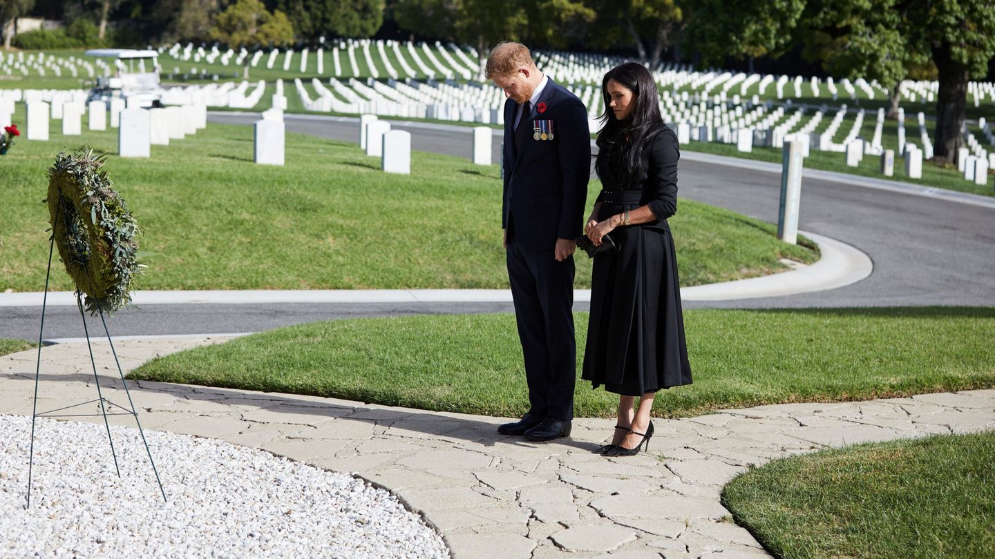 Meghan y Harry, el pasado noviembre en un cementerio de Los Ángeles. (Reuters)