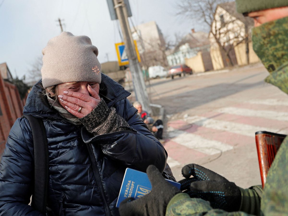 Foto: Una residente en Mariúpol, el pasado 27 de marzo, mientras tropas prorrusas revisaban su pasaporte. (Reuters/Alexander Ermochenko)