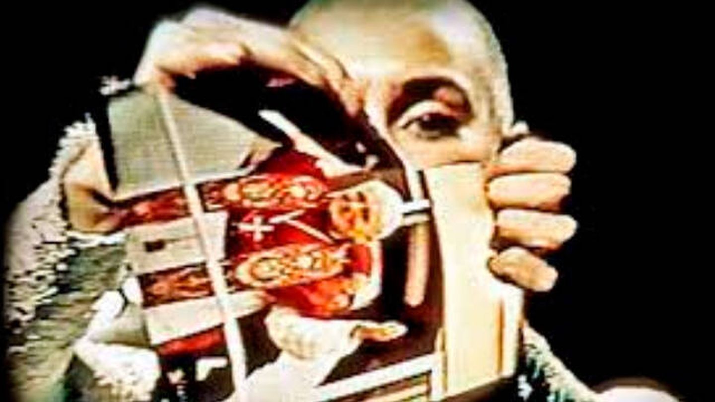 Sinéad O’Connor rompe una foto del papa Juan Pablo II.