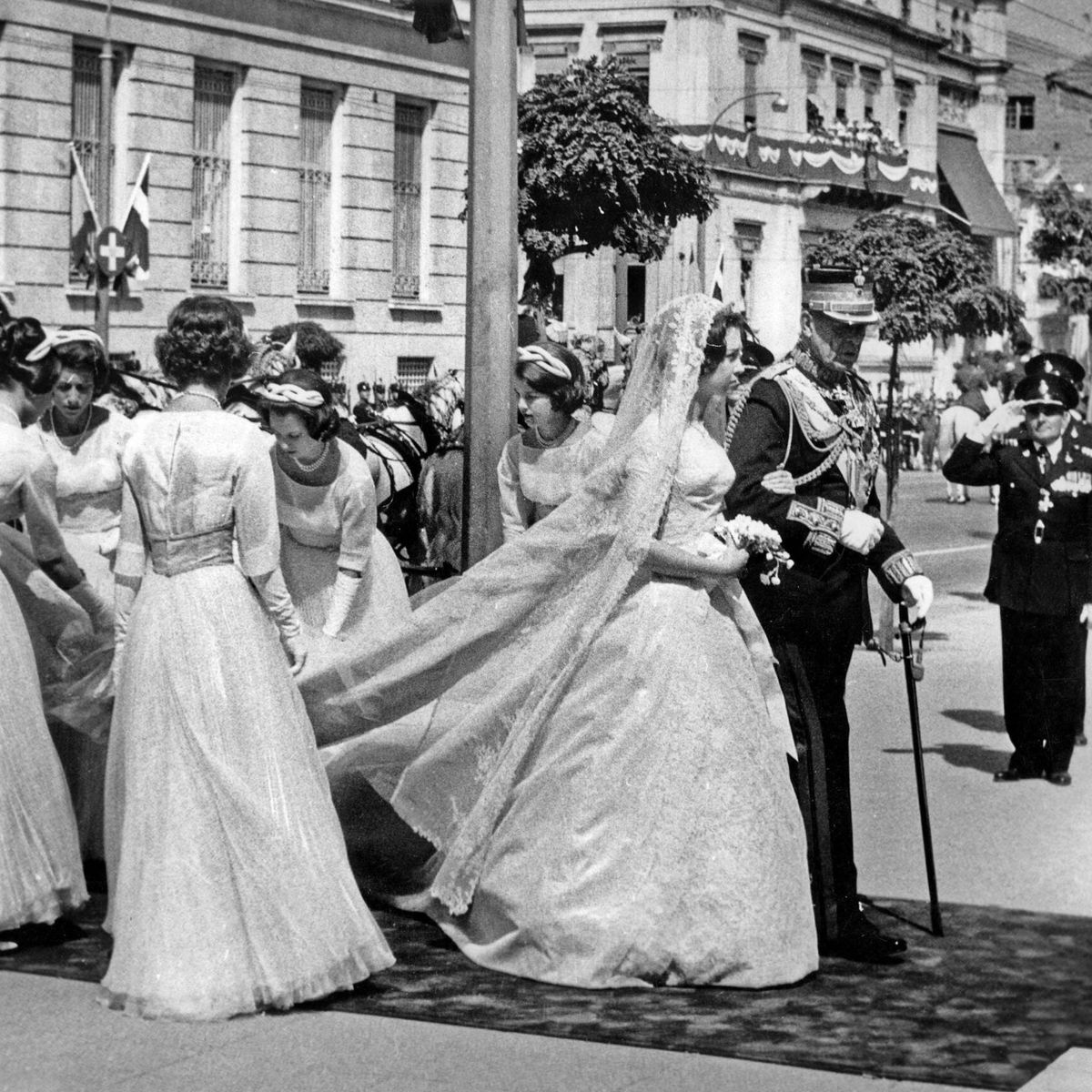 Restricción cáustico Valiente El vestido de novia de la reina Sofía: una obra de arte intacta, 60 años  después