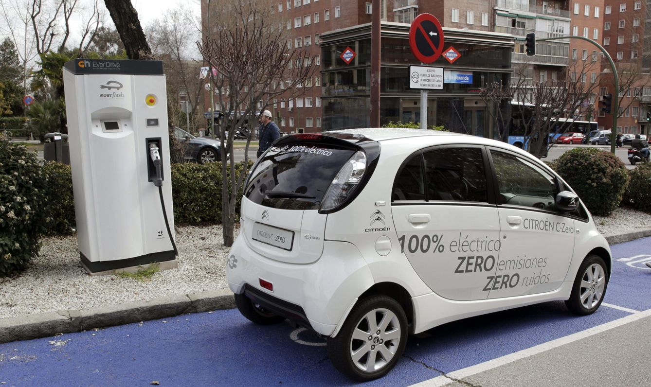 Imagen de un coche eléctrico en Madrid. (EFE)