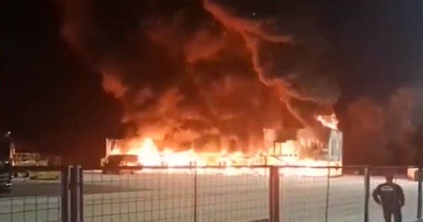 Foto: Imagen del momento del incendio en Jerez.