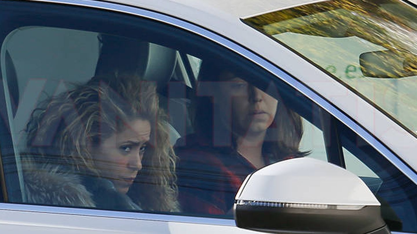  Shakira en el coche antes de recibir la notificación de la Fiscalía. (Vanitatis)