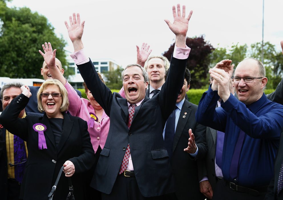 Foto: El líder del UKIP, Nigel Farage, celebra la victoria con sus concejales electos en Basildon, al sur de Inglaterra (Reuters). 