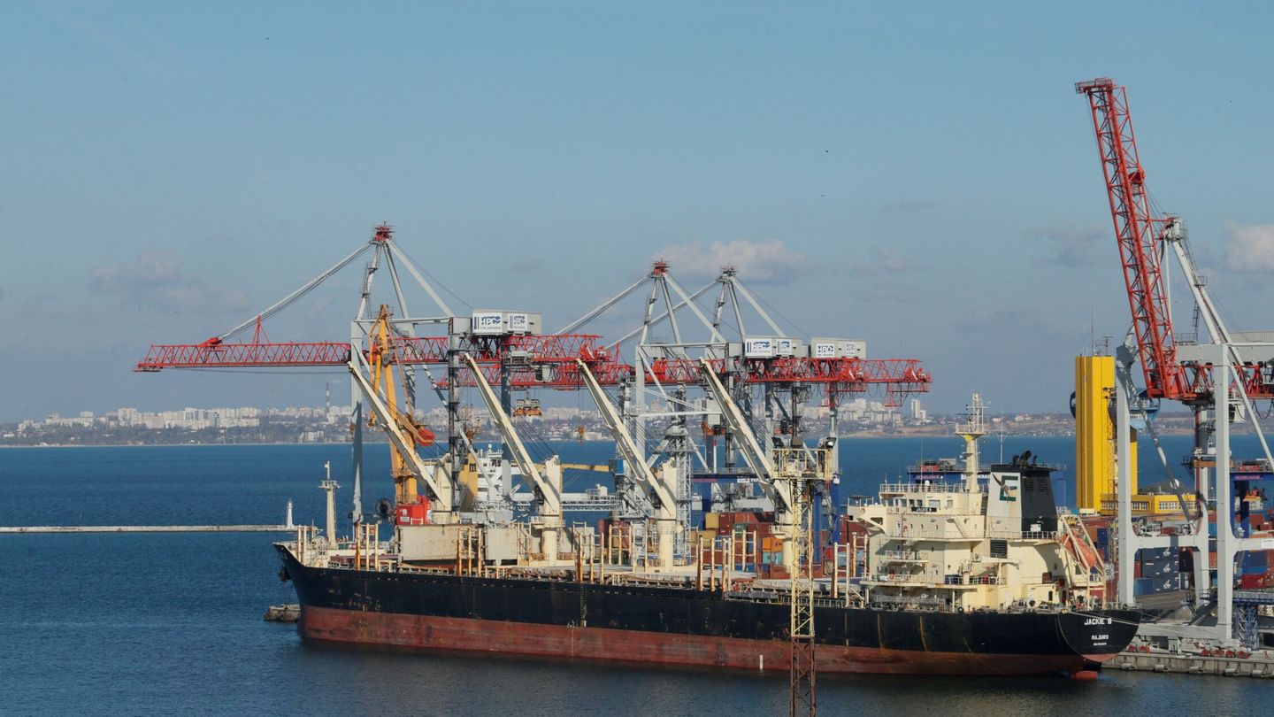 Foto de archivo de un buque en el puerto de Odessa. (Reuters/Valentyn Ogirenko)