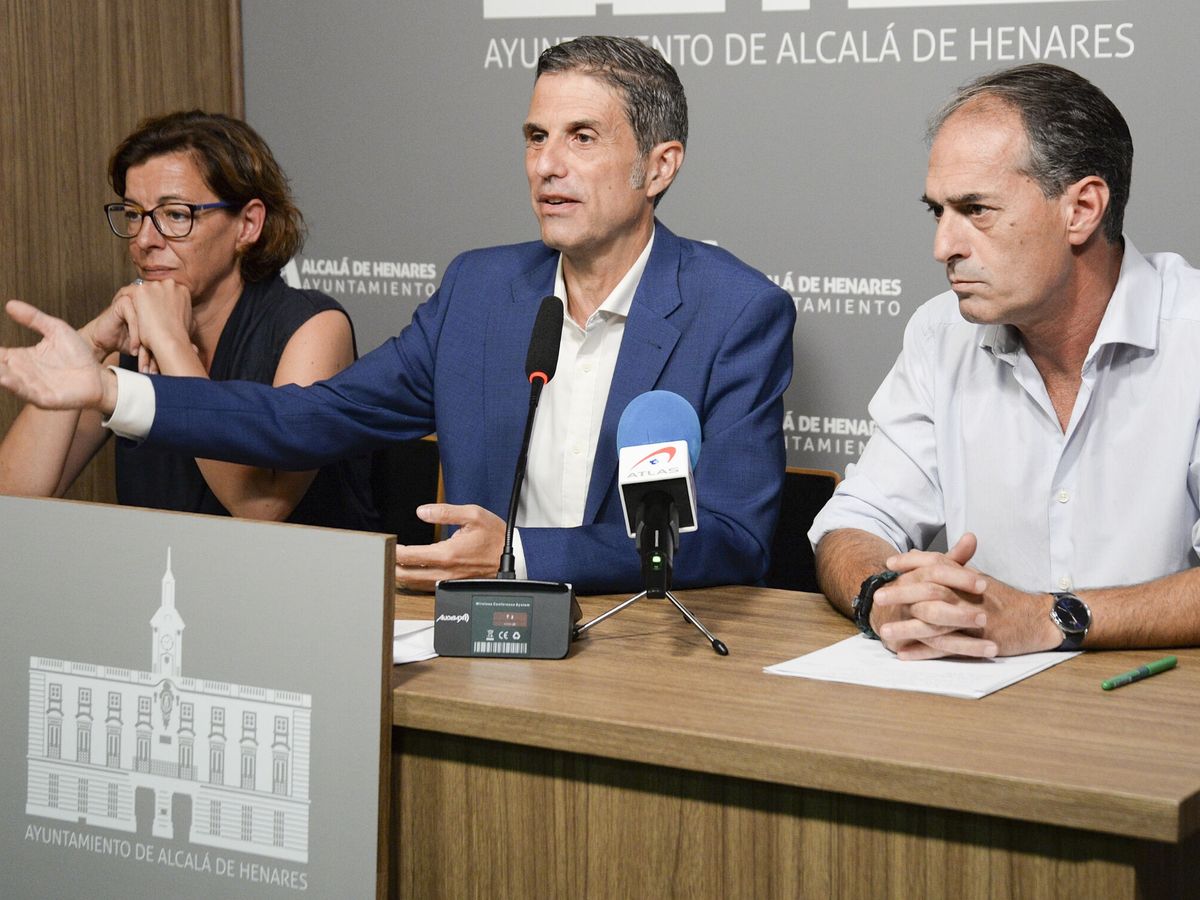 Foto: El alcalde, Javier Rodríguez Palacios, junto con el vicealcalde y la concejala de Festejos. (EFE/Fernando Villar)