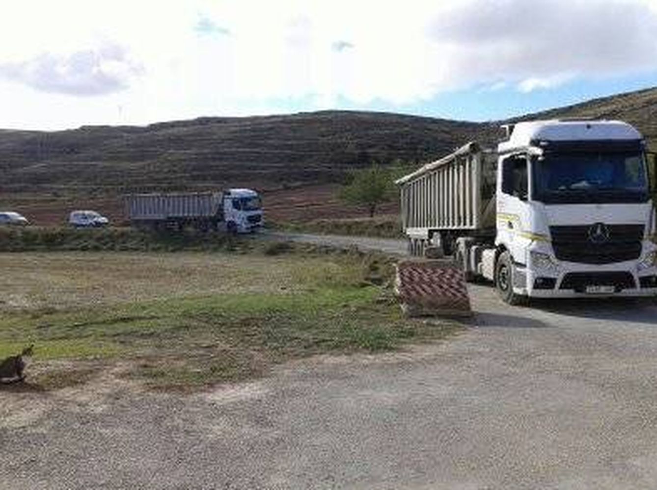 Camiones de Minera Sabater circulando por el camino en disputa.