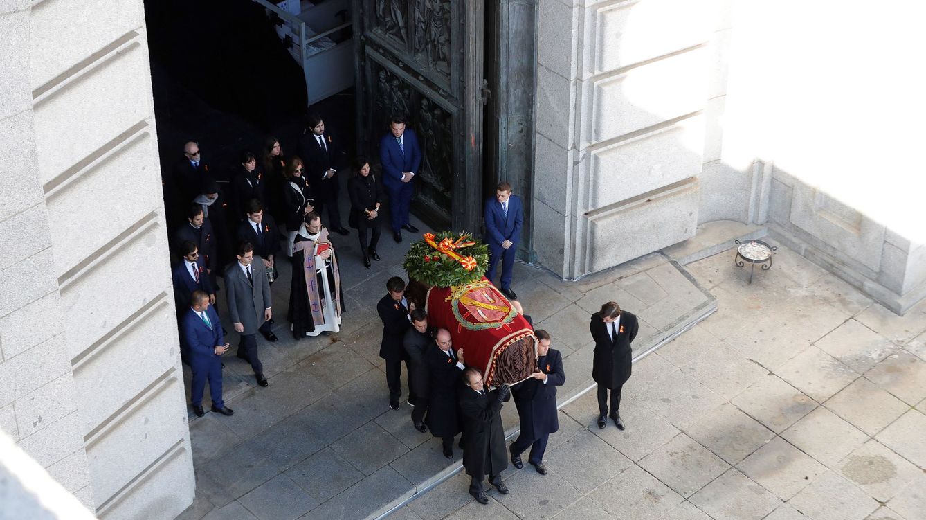 Foto: Los familiares de Francisco Franco portan a hombros el cuerpo del dictador en la salida de la basílica del Valle de los Caídos, este 24 de octubre. (EFE)