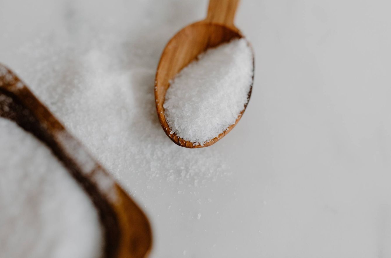 Eliminar una cucharadita de sal de la dieta todos los días puede reducir la presión arterial tanto como la mayoría de los medicamentos para la hipertensión. (Pexels)