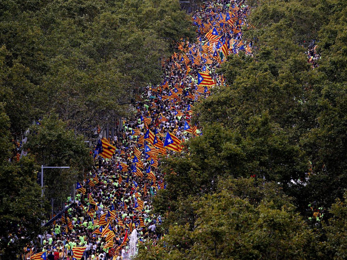 Foto: Miles de personas abarrotan el paseo de Gracia de Barcelona. (EFE/Alberto Estévez)