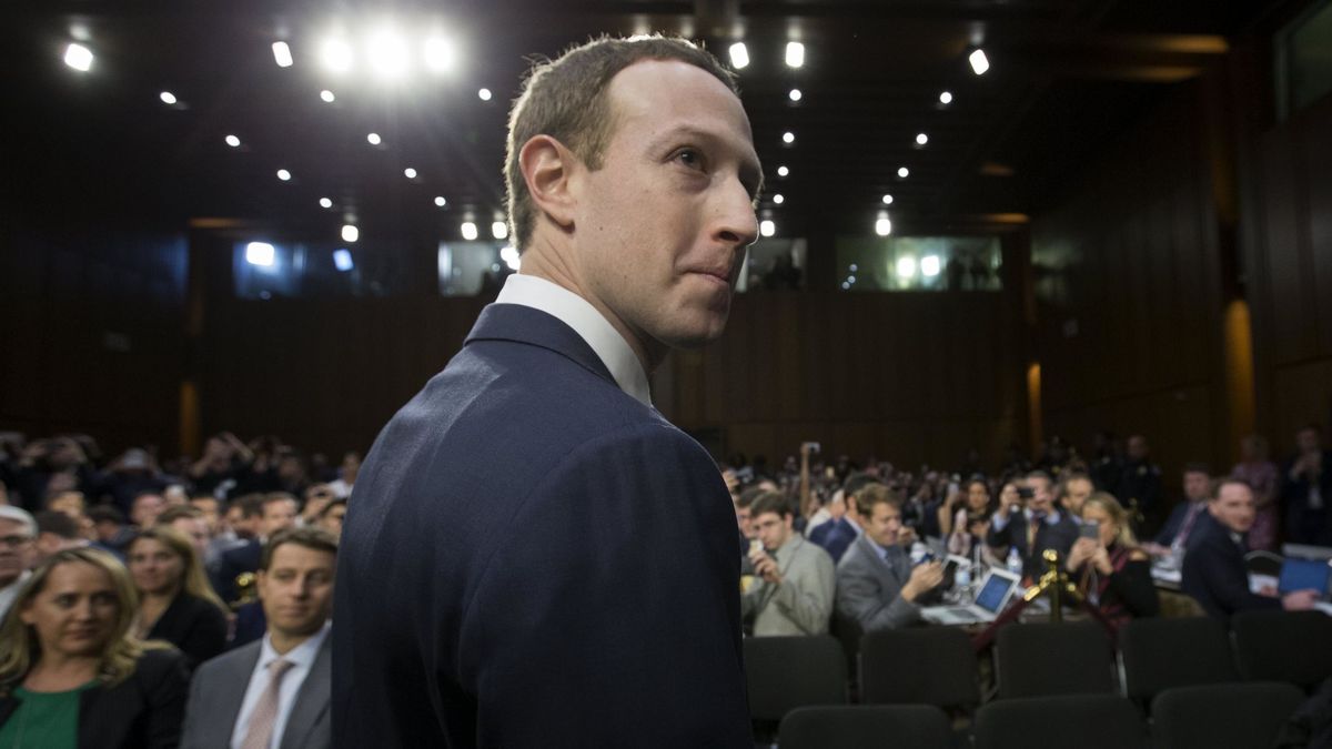 EEUU acorrala a Mark Zuckerberg: así se defendió (¿y mintió?) sobre el robo de datos
