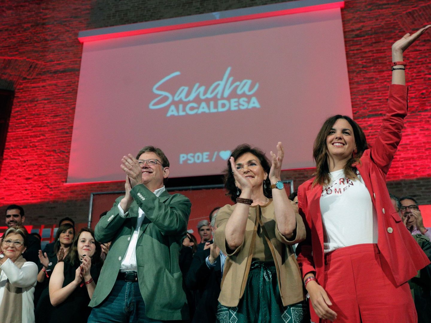 Ximo Puig, Carmen Calvo y Sandra Gómez, en el cierre de campaña de los socialistas de Valencia. (EFE)
