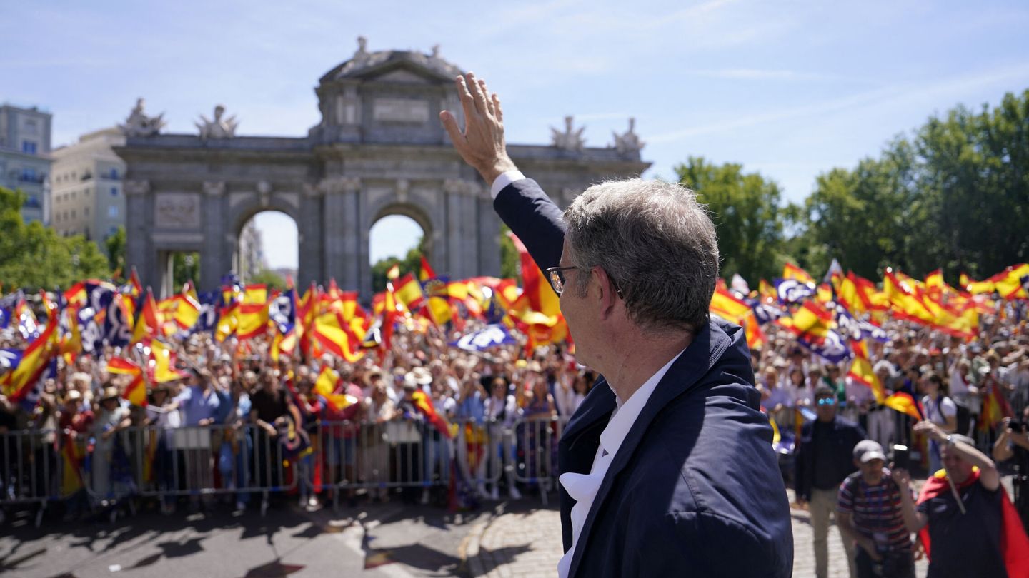 Feijóo sube a la tarima en la manifestación contra Sánchez en Madrid. (Reuters)
