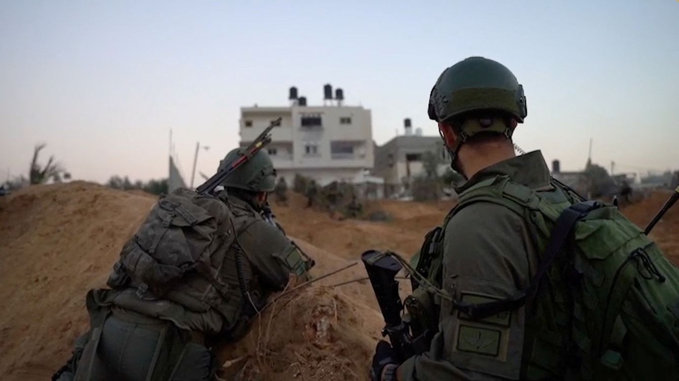 Foto: Soldados israelíes vigilan una vivienda. (REUTERS)