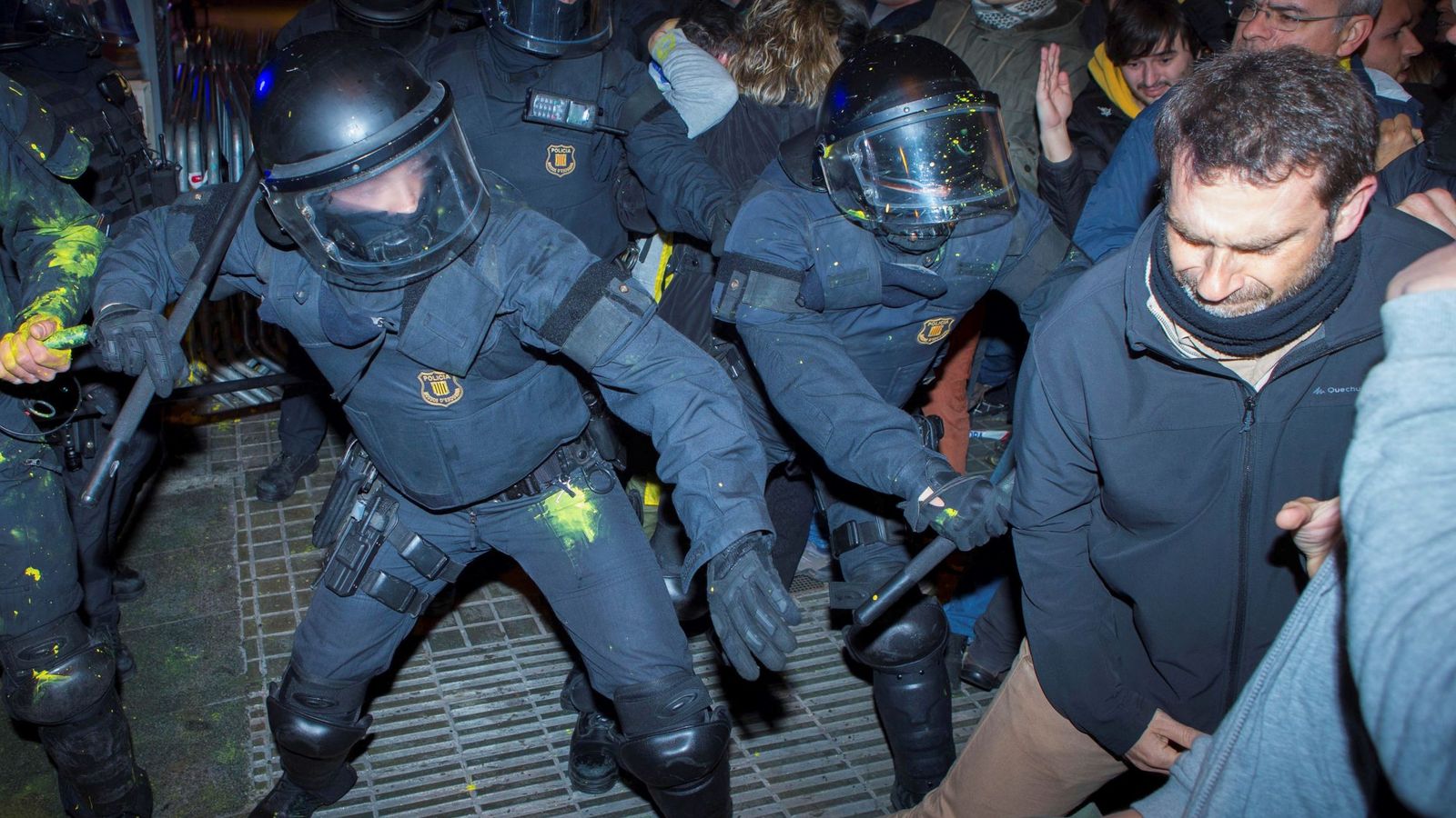 Foto: Cargas policiales en las protestas en Barcelona. (EFE)