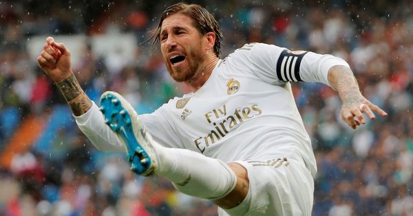 Foto: Sergio Ramos despeja un balón durante un partido del Real Madrid. (Reuters)