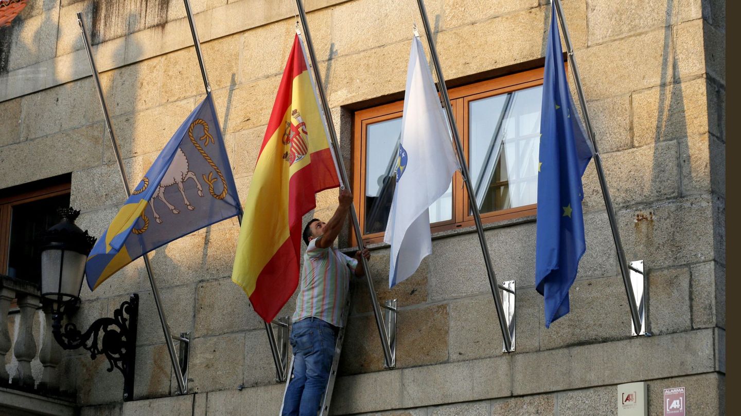 Banderas a media asta en el Ayuntamiento de Valga, en Pontevendra. (EFE)