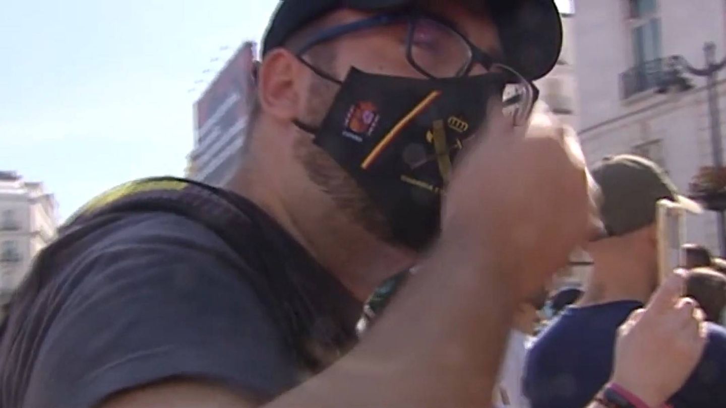 Manifestante que responde a la reportera (Mediaset)